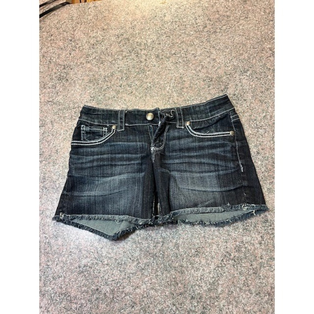 Maurices Women Dark Wash Denim Shorts Low Rise Frayed Hem Whiskered Stitching